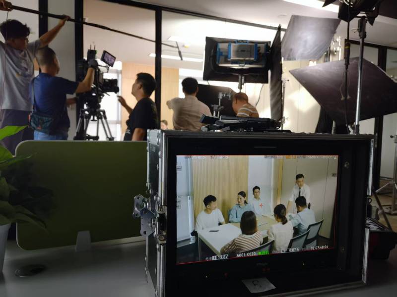 让胡路区TVC拍摄公司：科技产品视觉化大师，诠释未来感与功能美学
